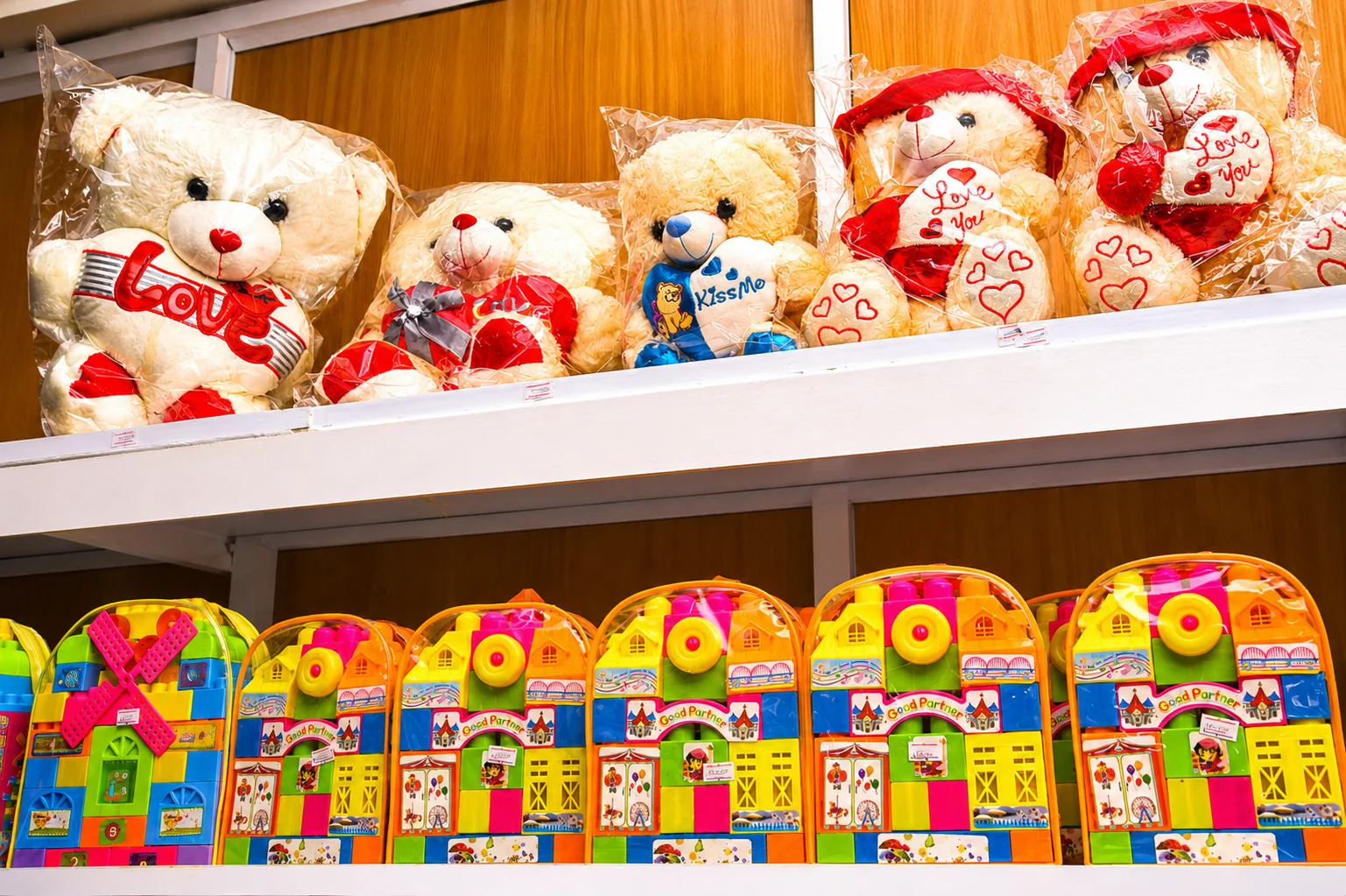 Toys and teddy bears shelf