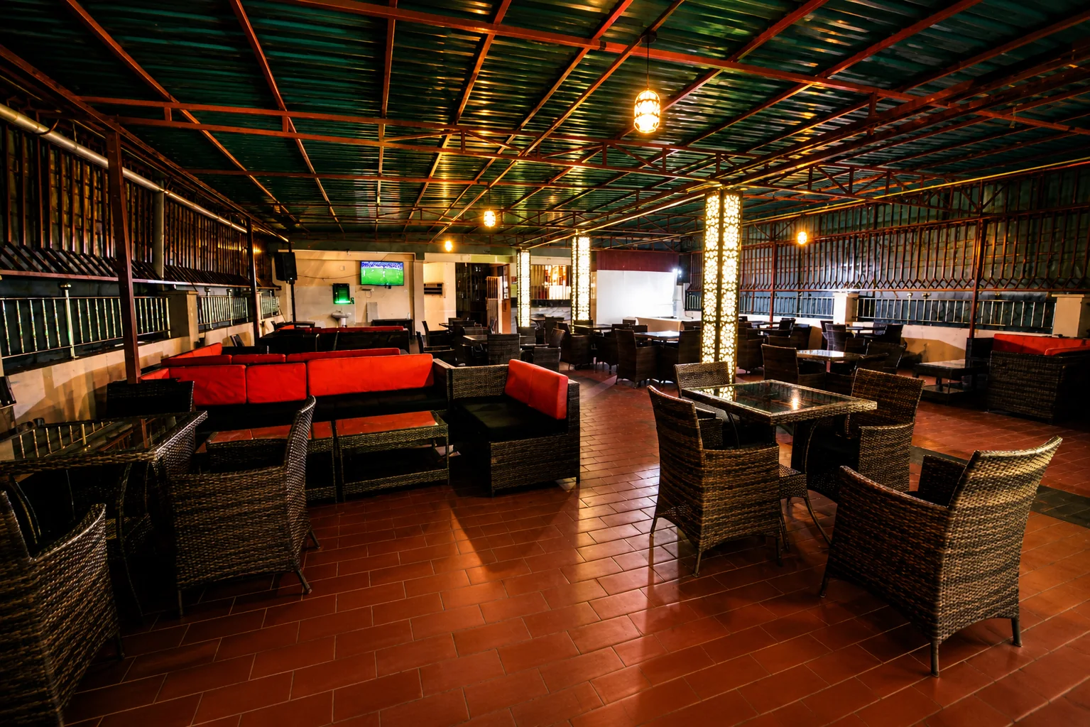 Panoramic lounge seating